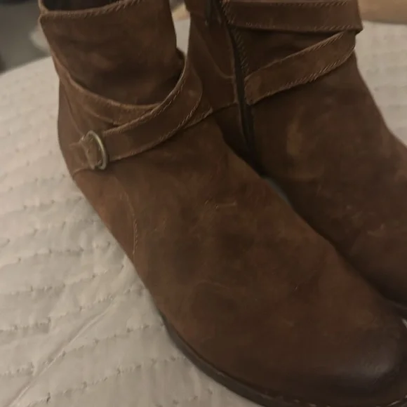 Born booties in great condition. Worn maybe once - Picture 8 of 8